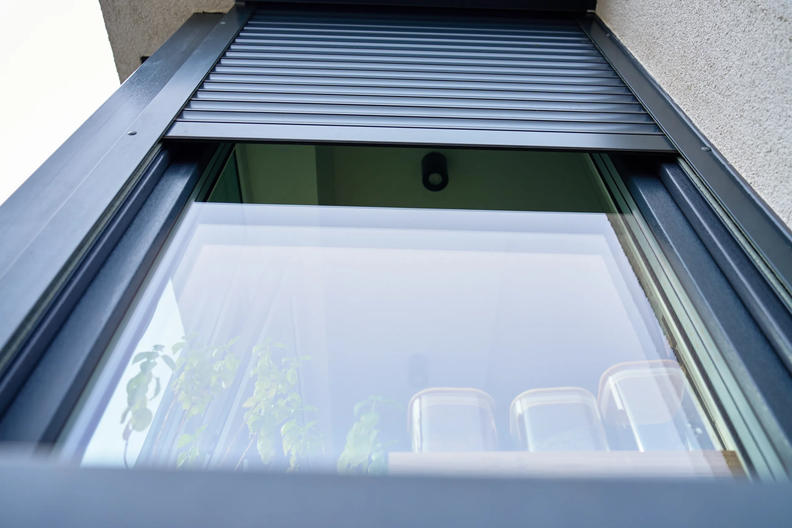 Window with an integrated roller shutter